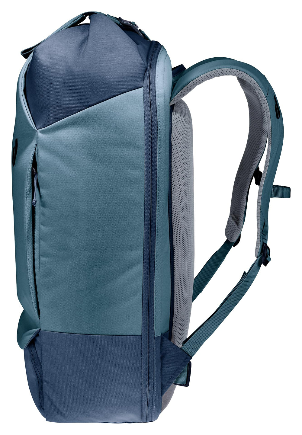 Ergonomic padded shoulder straps provide reliable support on rides.