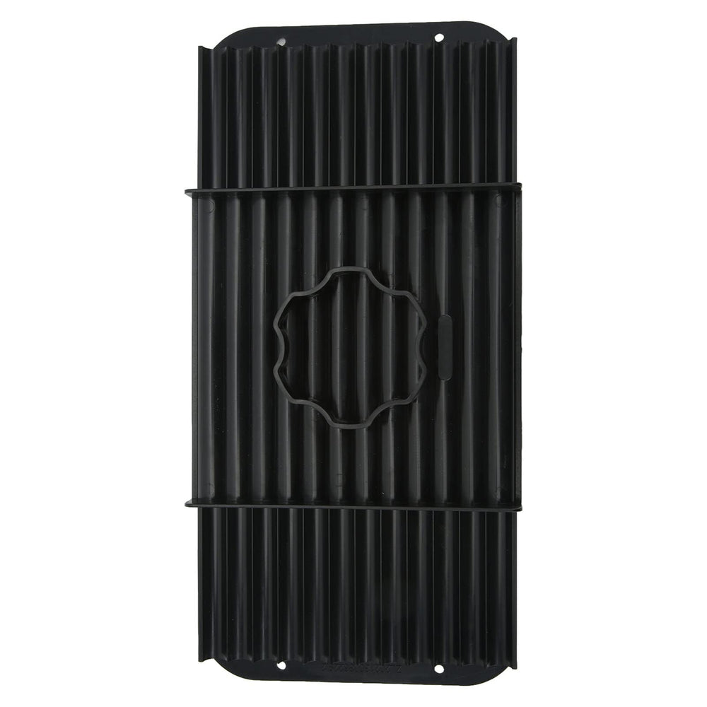 Close-up of the bottom plate with bait ready on the rolling plate