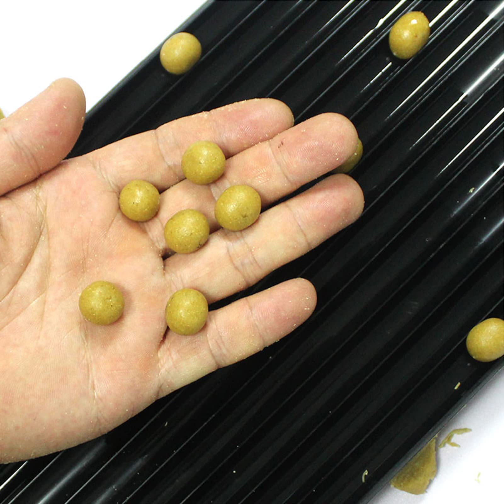 Dilwe Bait Rolling Plate ergonomic grip aids comfortable handling.