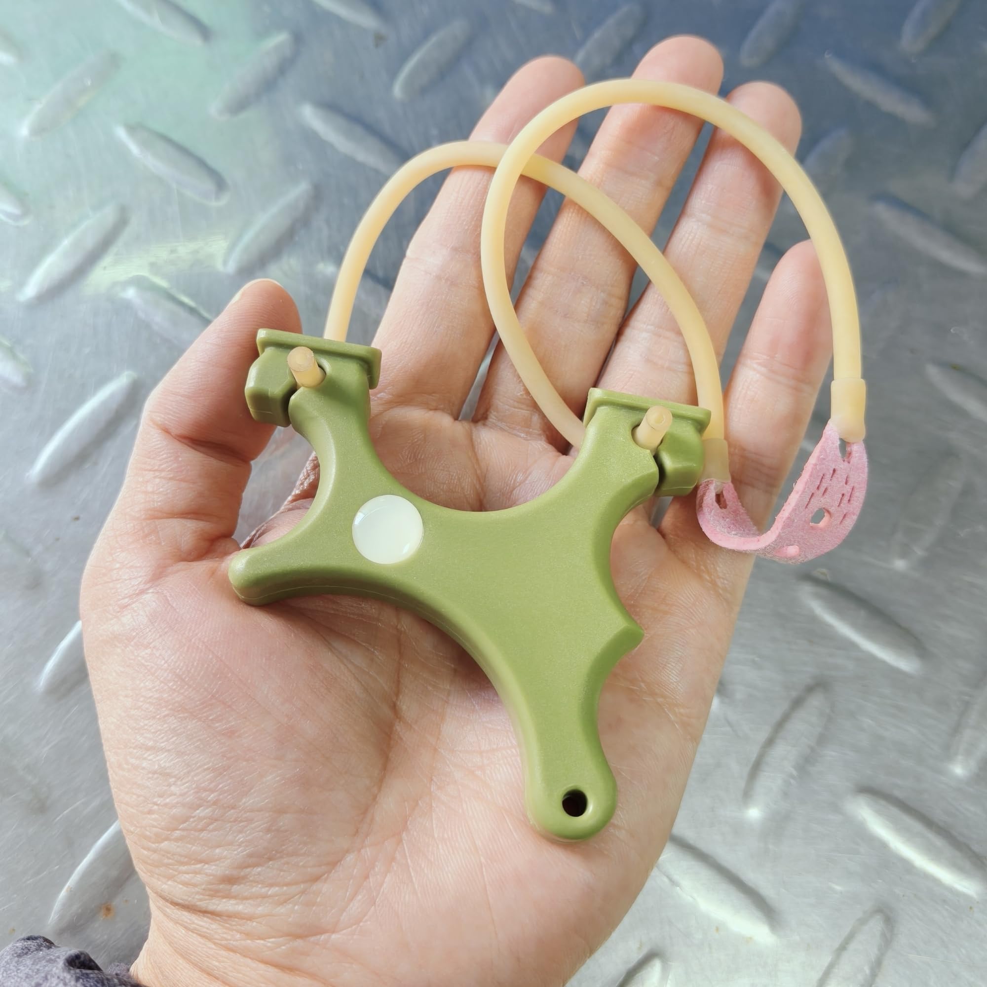 DLWCN 40 g lightweight slingshot delivers portable practice anywhere.