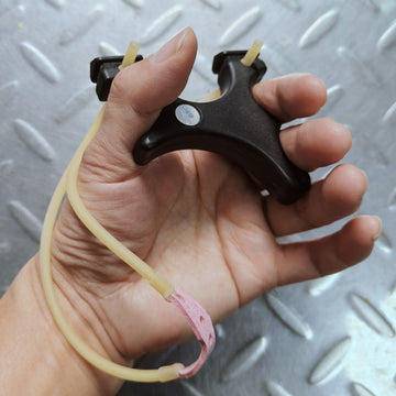 DLWCN mini slingshot weighs 40 g for portability.