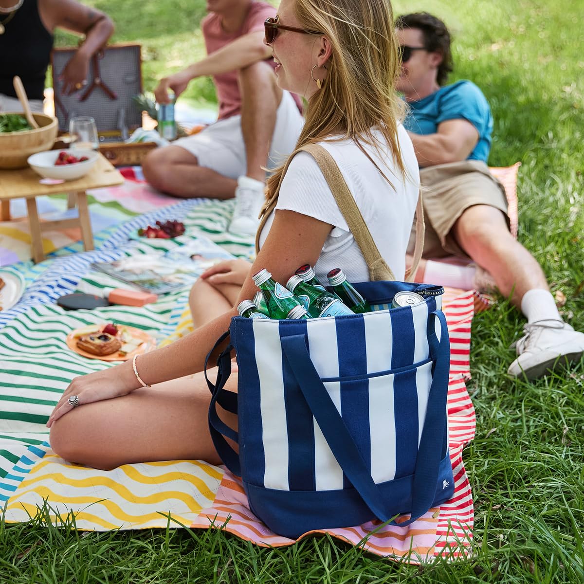 Dock & Bay cooler bag inside thermal lining keeps drinks cool on the go.