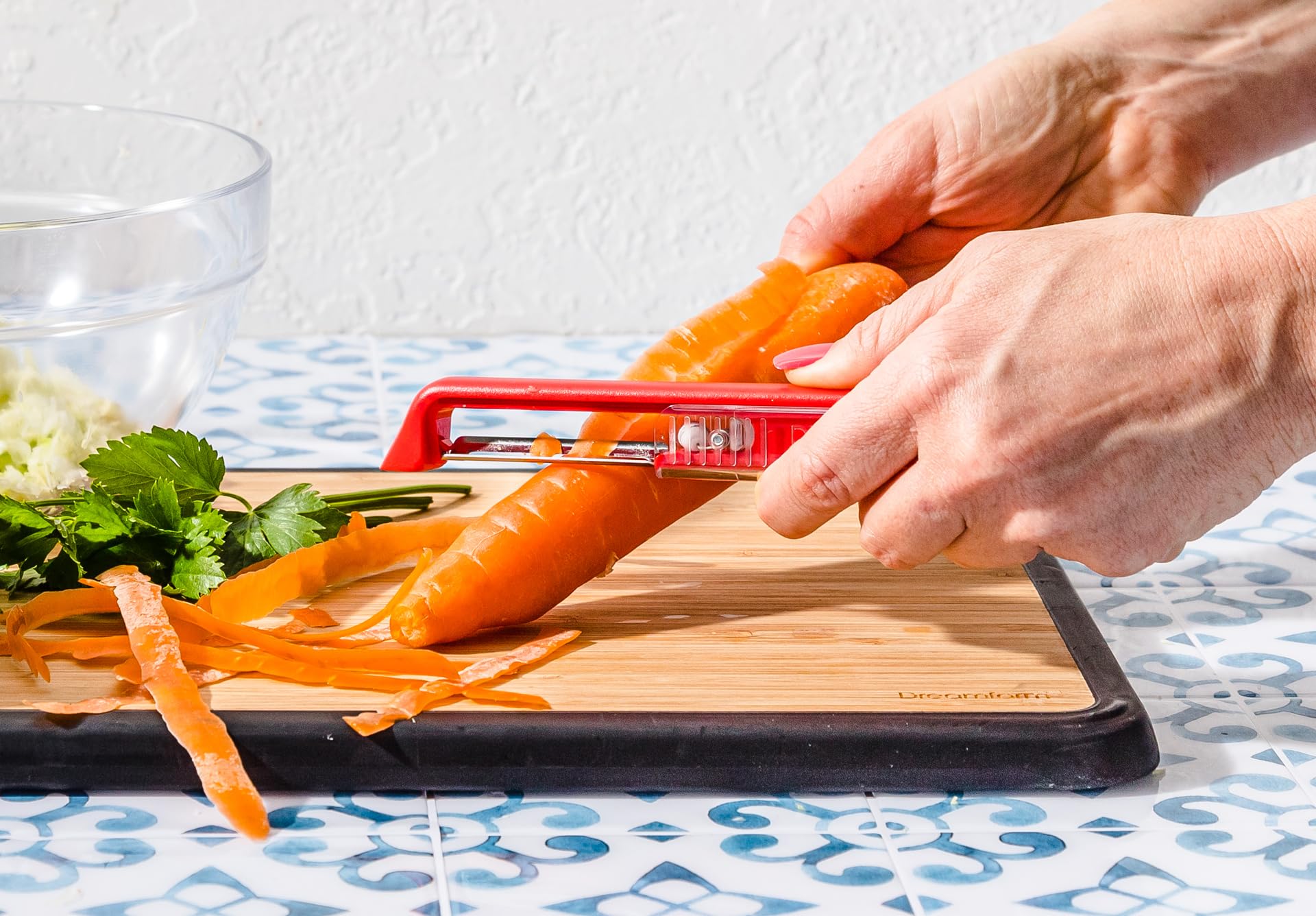 Dreamfarm Sharple ceramic ball sharpener cover demonstrates automatic blade maintenance.