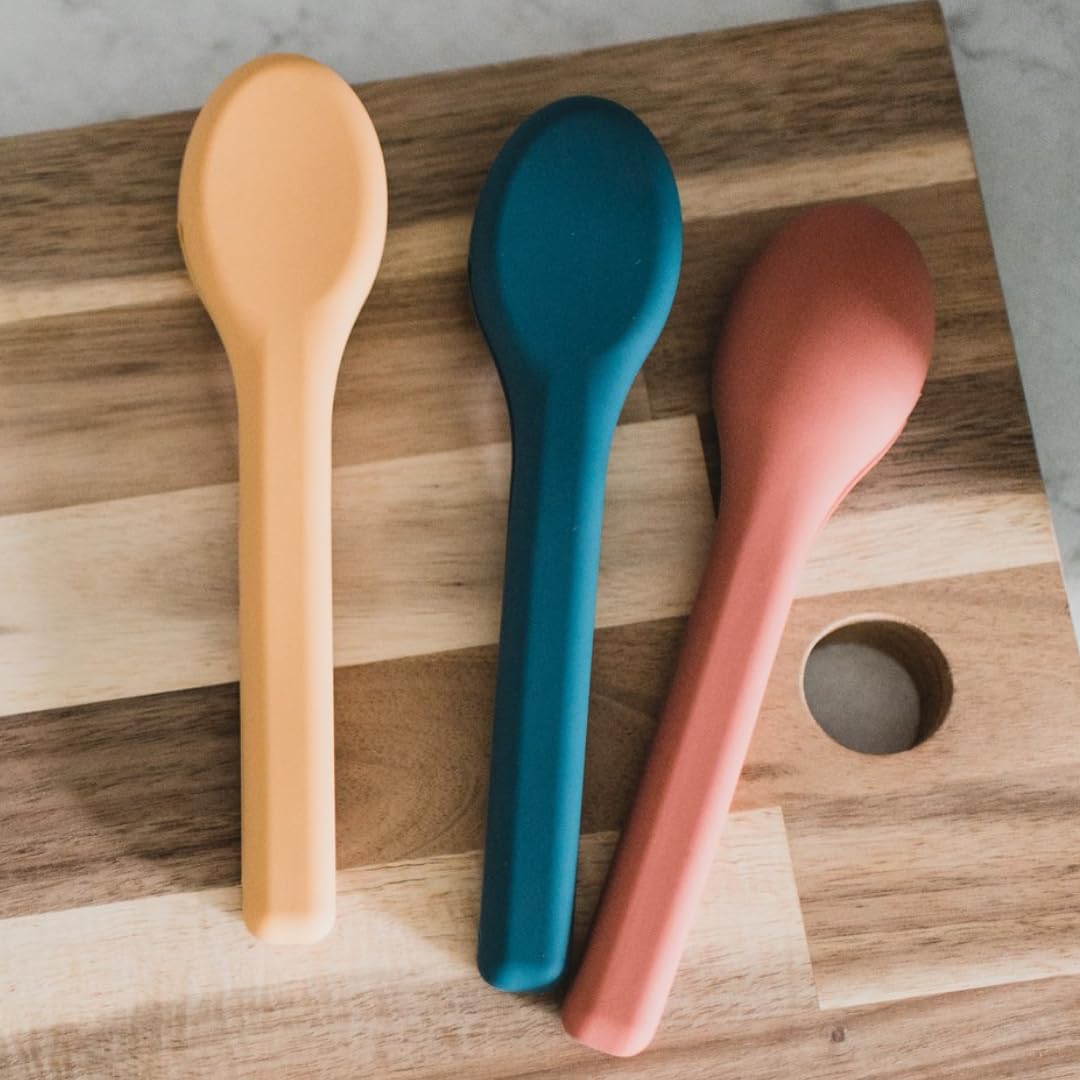 Compact silicone case from Dreamroo for easy transport and organization.