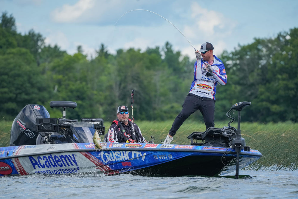 7 ft 3 in heavy moderate fast action for versatile casting.