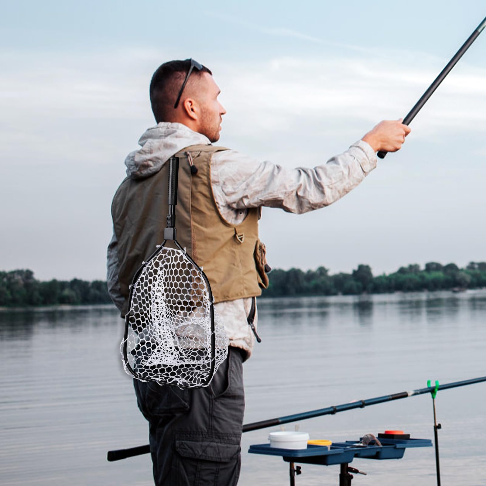 DYTESA catch-and-release friendly net makes gentle scooping easier.