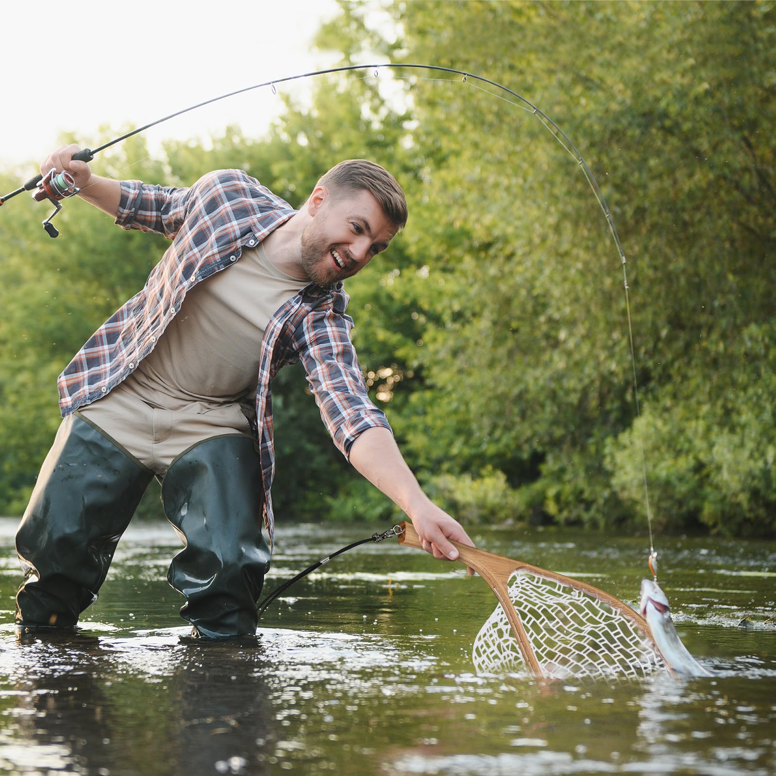 DYTesa freshwater-saltwater net suited for diverse angling environments.