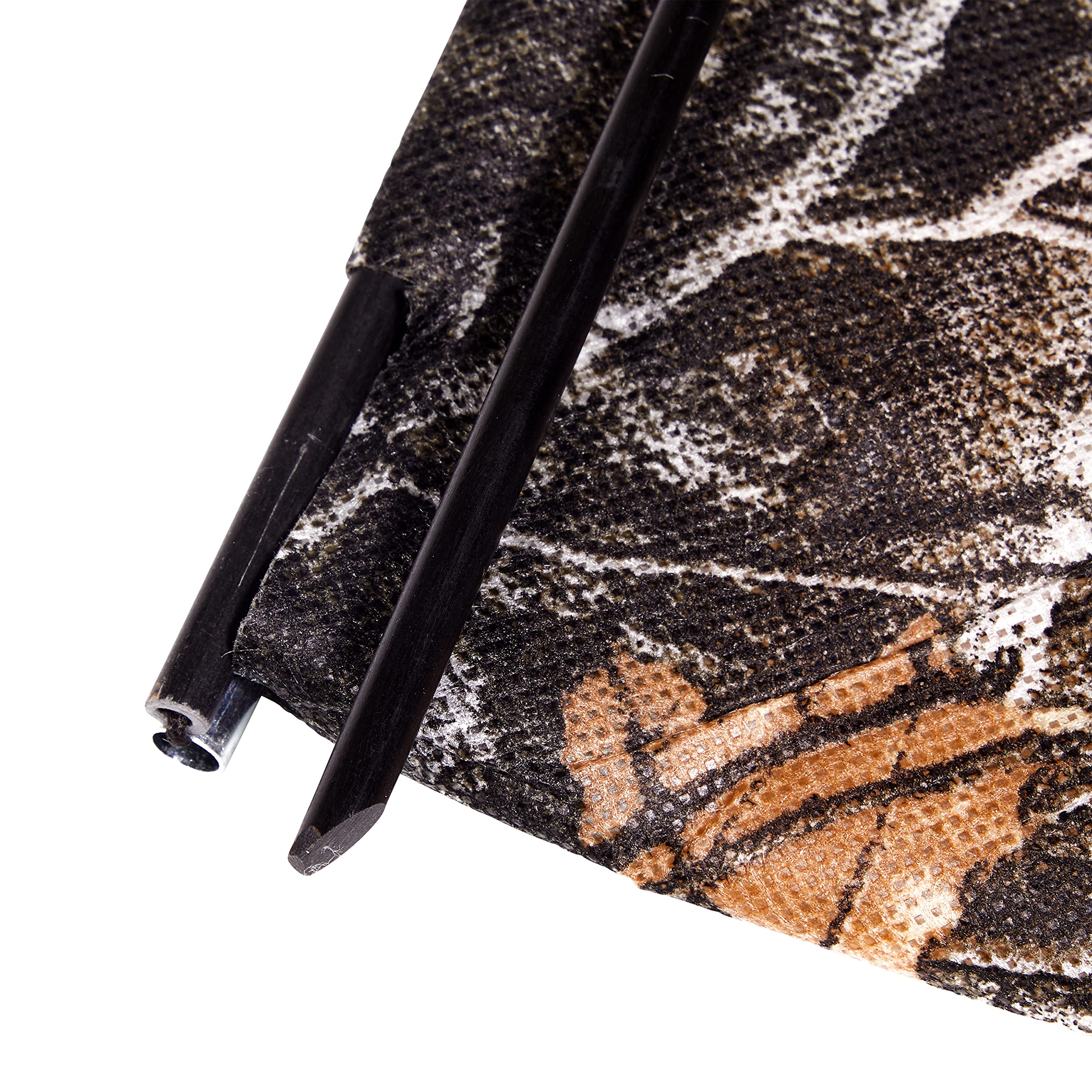 Blind with four collapsible stakes for quick setup