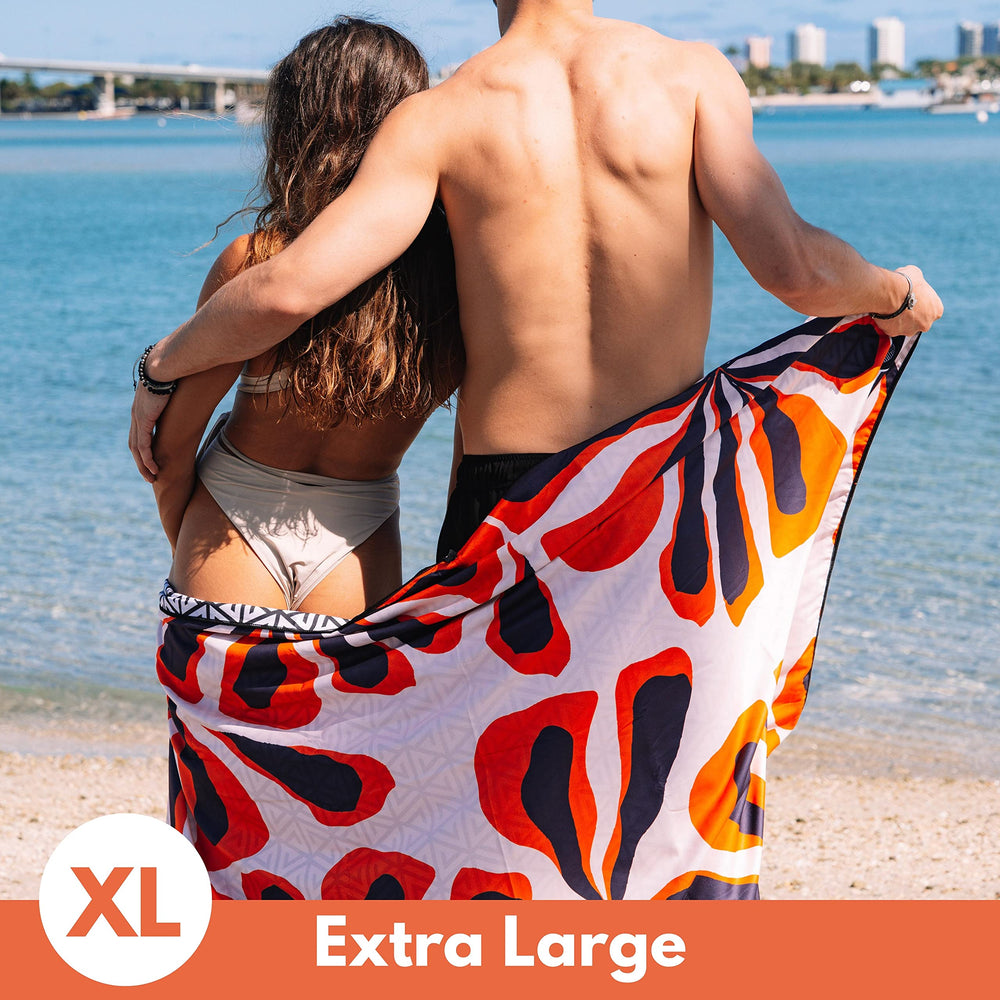 ECCOSOPHY sand-proof microfiber towel keeps sand off your gear