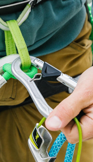 72 mm width and 27 mm gate opening suit versatile rope work