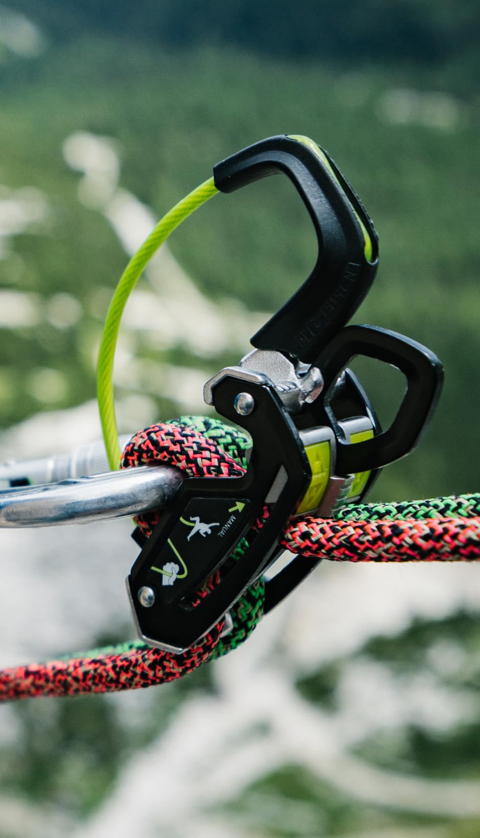 Edelrid Giga Jul faster rope payout with open-position thumb release