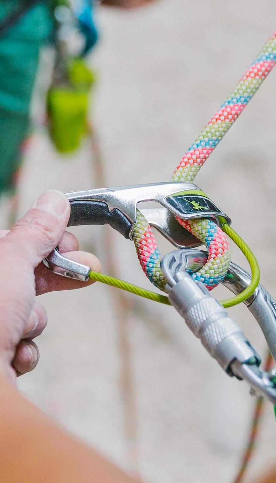 Levers and mechanism of Edelrid Jul 2 belay device shown for efficient rope release.