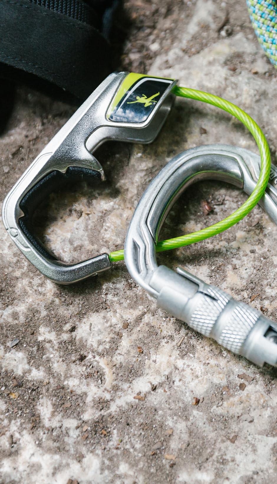 Rope feed action on Edelrid Jul 2 belay device during belay operation.