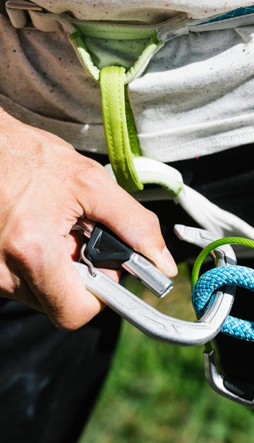 Keylock closure enables smooth clipping and unclipping with EDELRID HMS