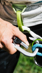 Keylock closure enables smooth clipping and unclipping with EDELRID HMS