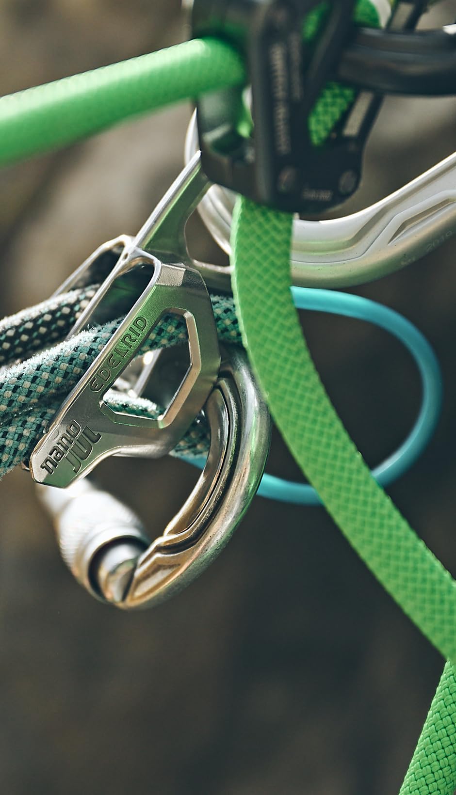 EDELRID Nano JUL lightweight braking design for easier handling.
