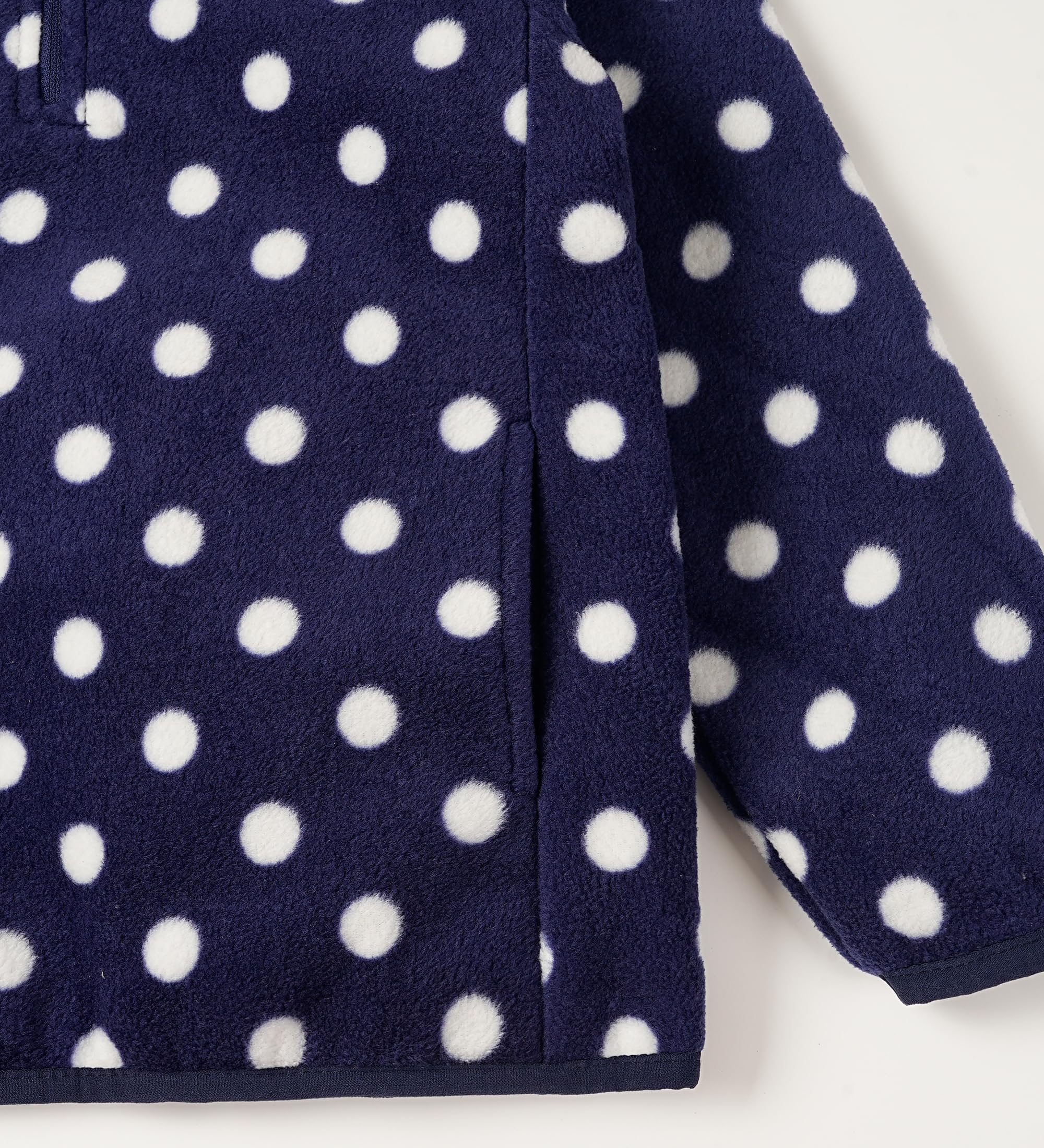 EIGIOO car-seat-friendly fleece jacket designed for busy families.
