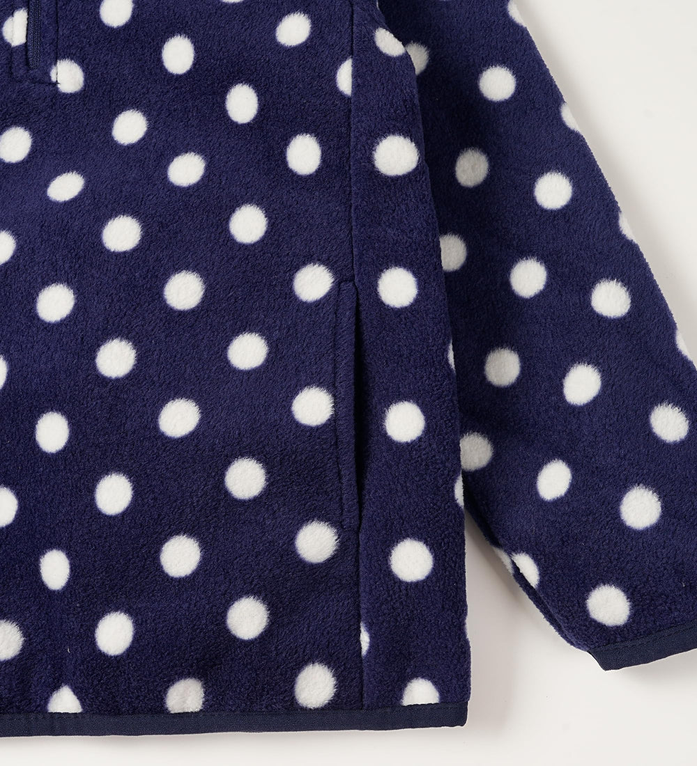 EIGIOO car-seat-friendly fleece jacket designed for busy families.