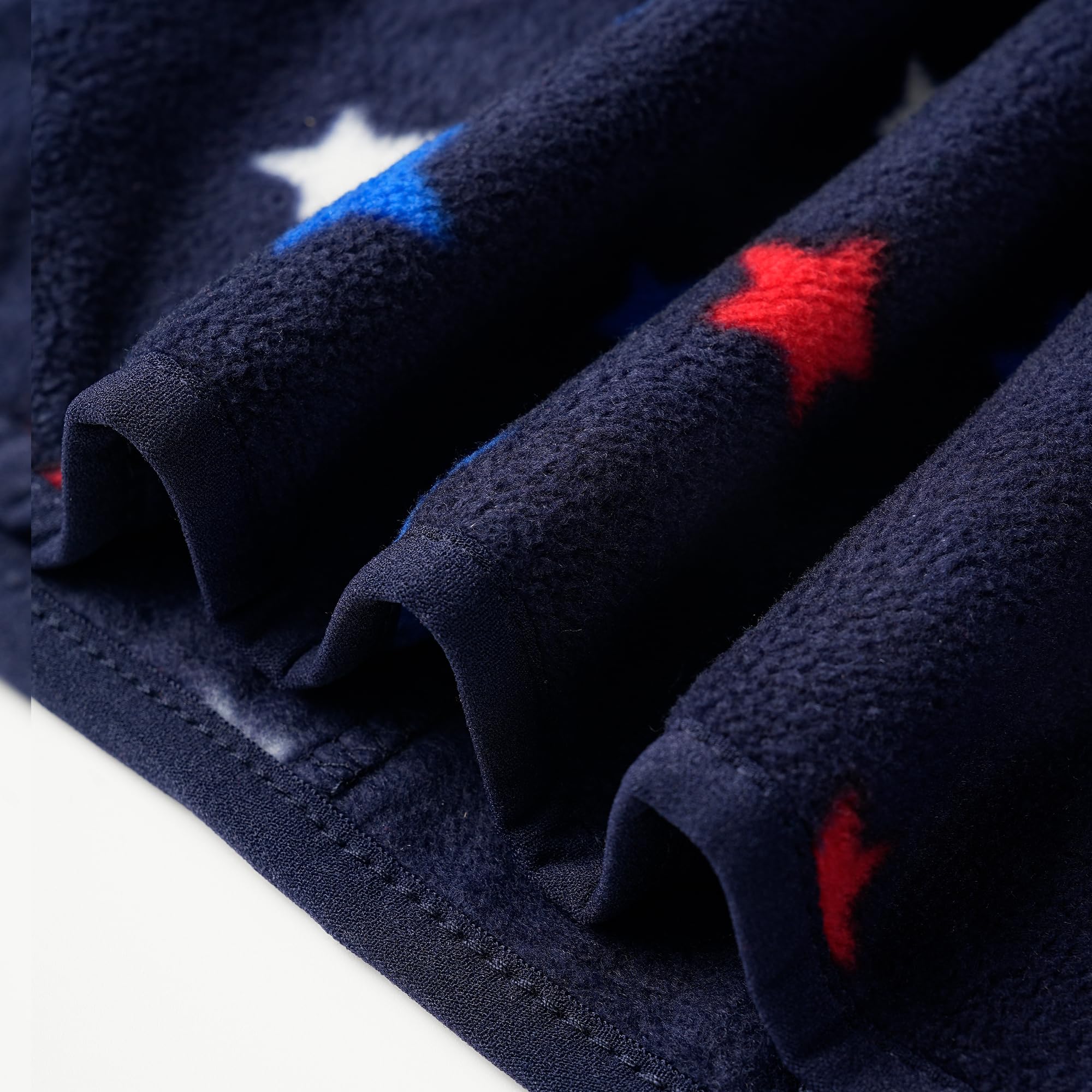 Eigioo car-seat-friendly fleece jacket provides easy on-and-off during trips.