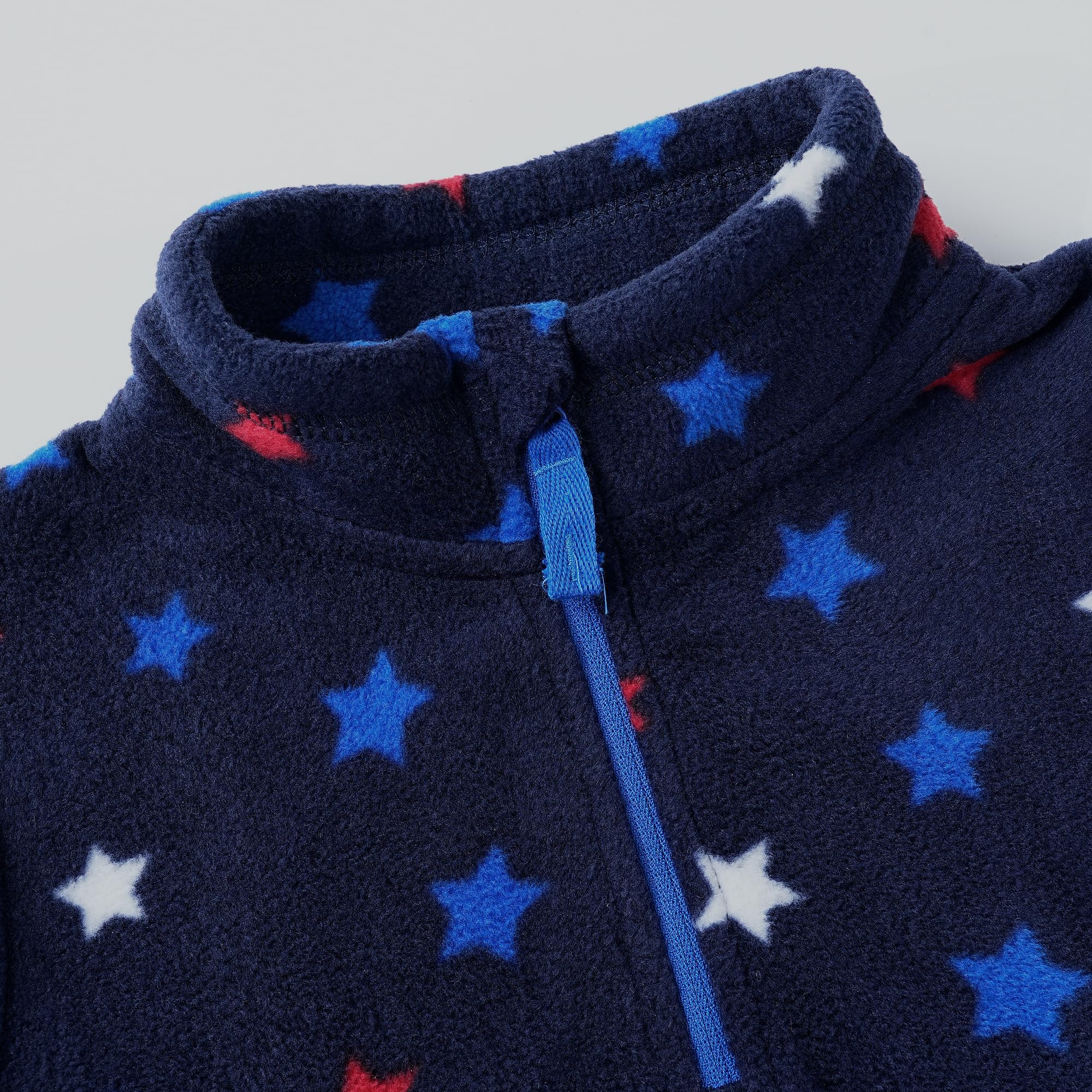 Eigioo elastic cuffs and hem secure fit to retain warmth during outdoor adventures.