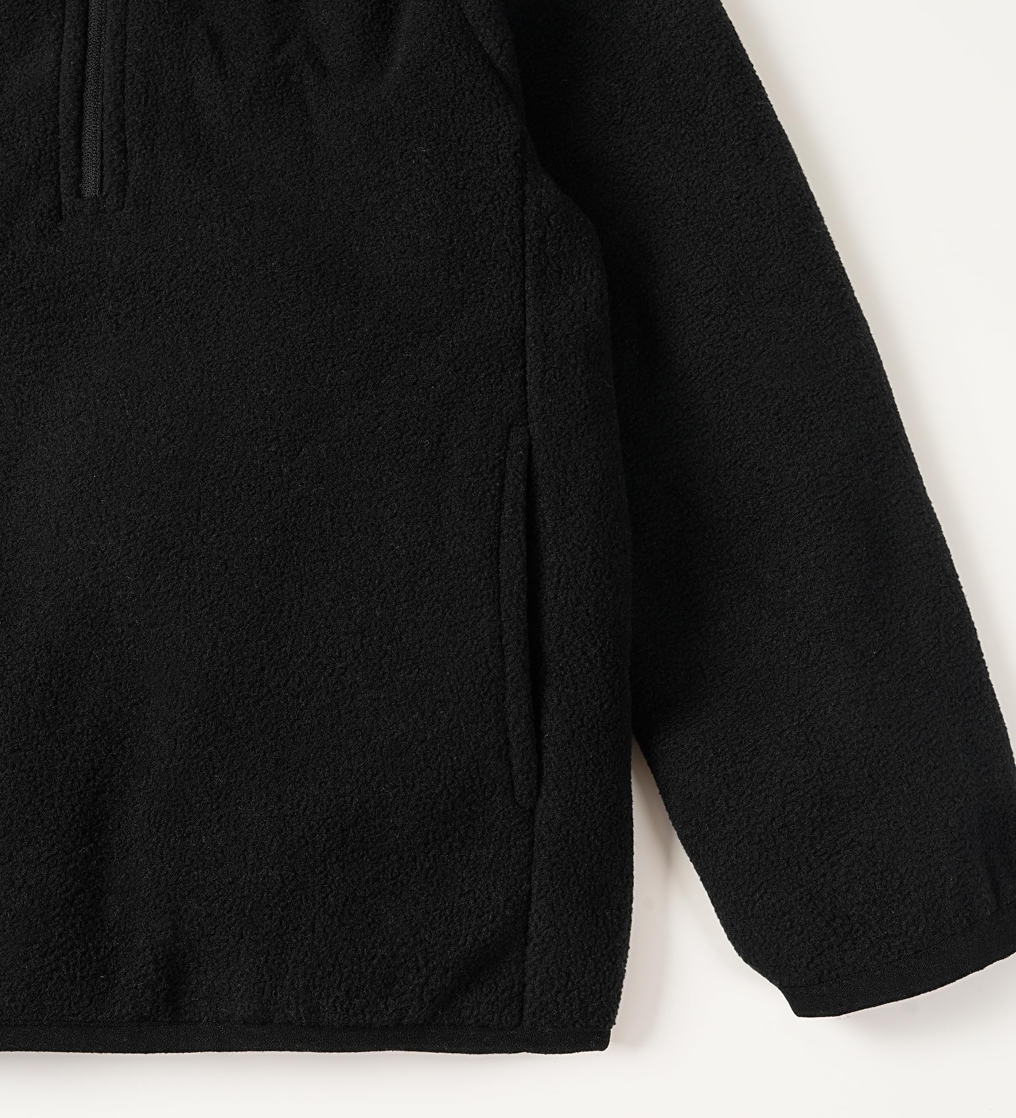 Elastic cuffs and hem on the Eigioo fleece jacket ensure secure fit.