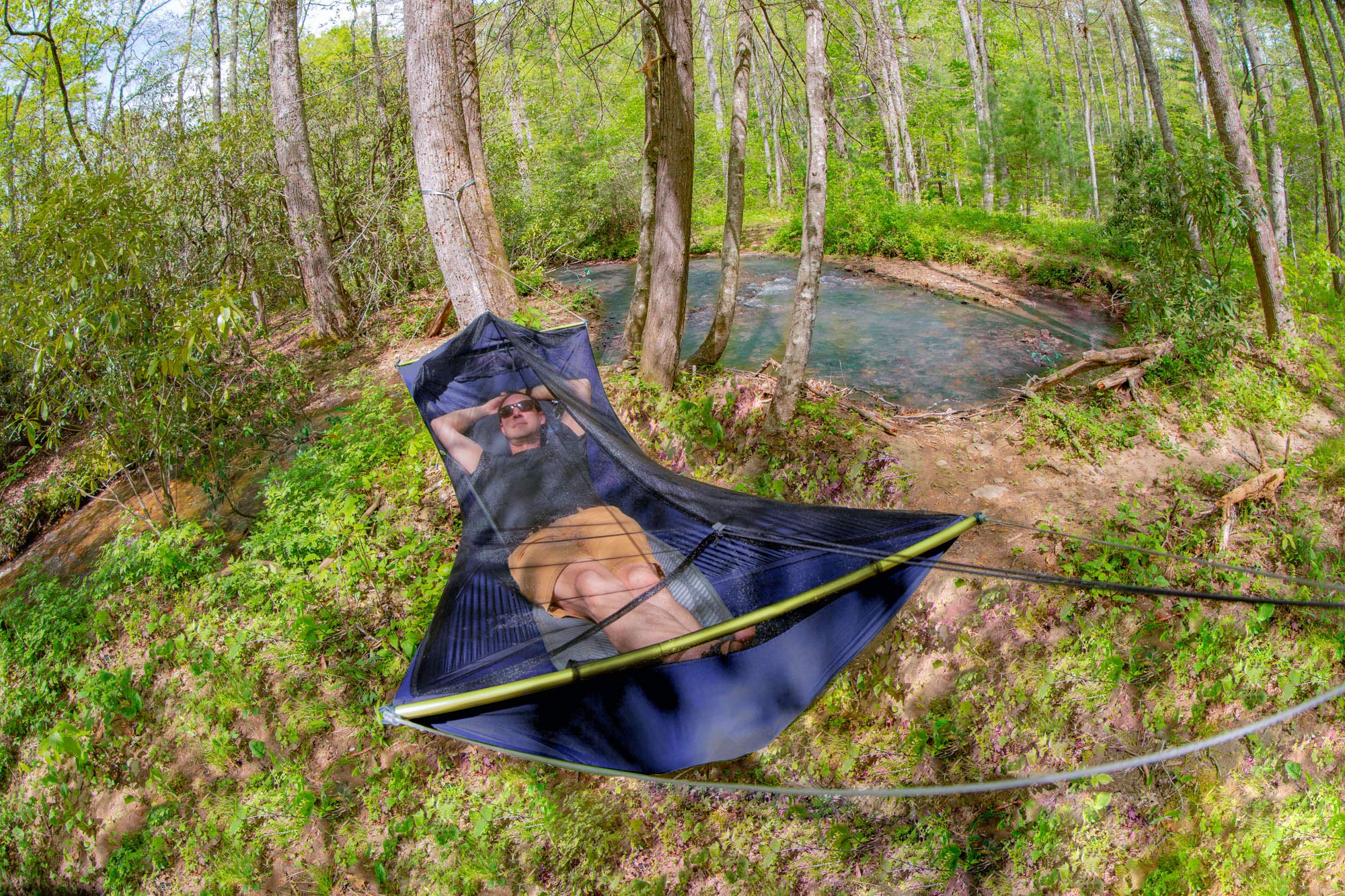 ENO SkyLite Hammock Evergreen DAC spreader bar enables quick, flat setup.