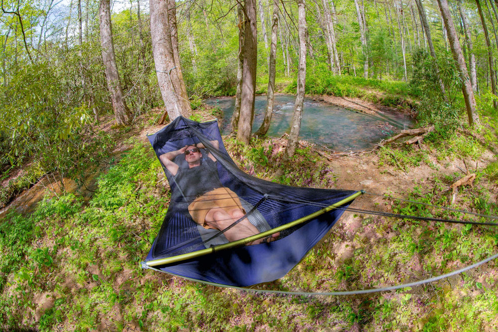 ENO SkyLite Hammock Evergreen DAC spreader bar enables quick, flat setup.