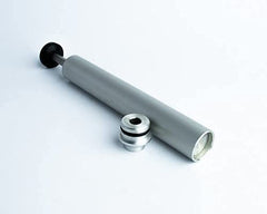 Ergonomic handle of the 45ml aluminum injector in use
