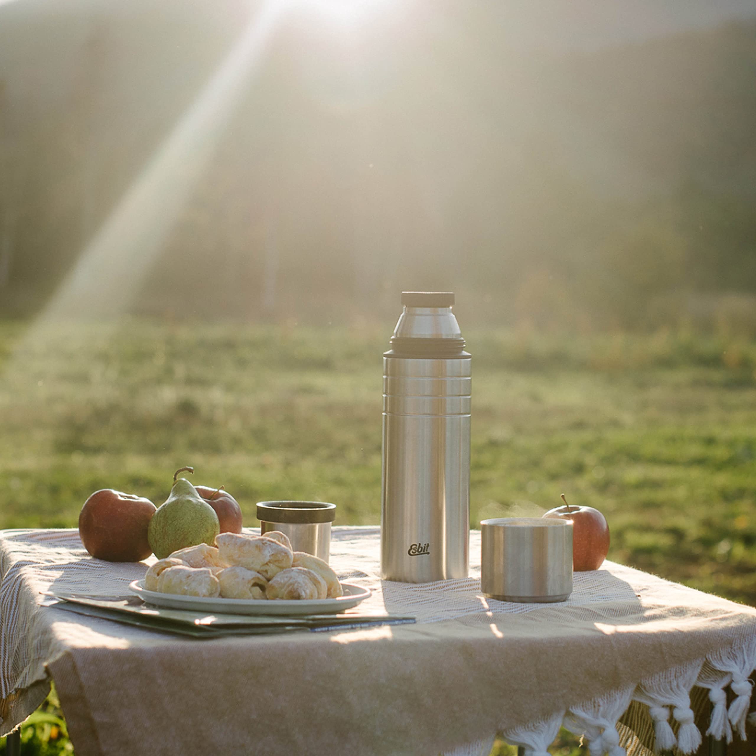 Esbit Majoris leak-proof top for reliable travel.