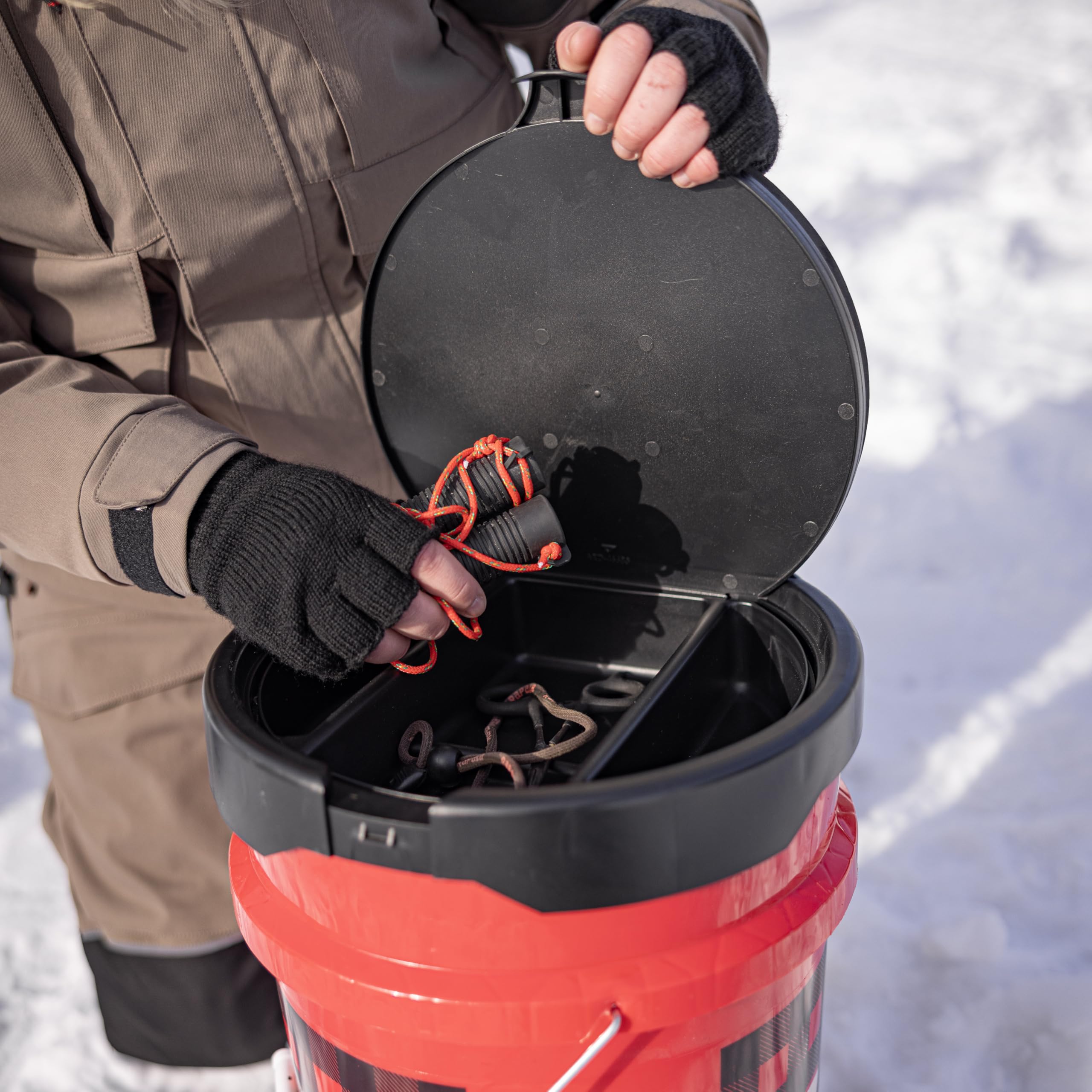 Eskimo SeatStash lid being easily removed with one hand