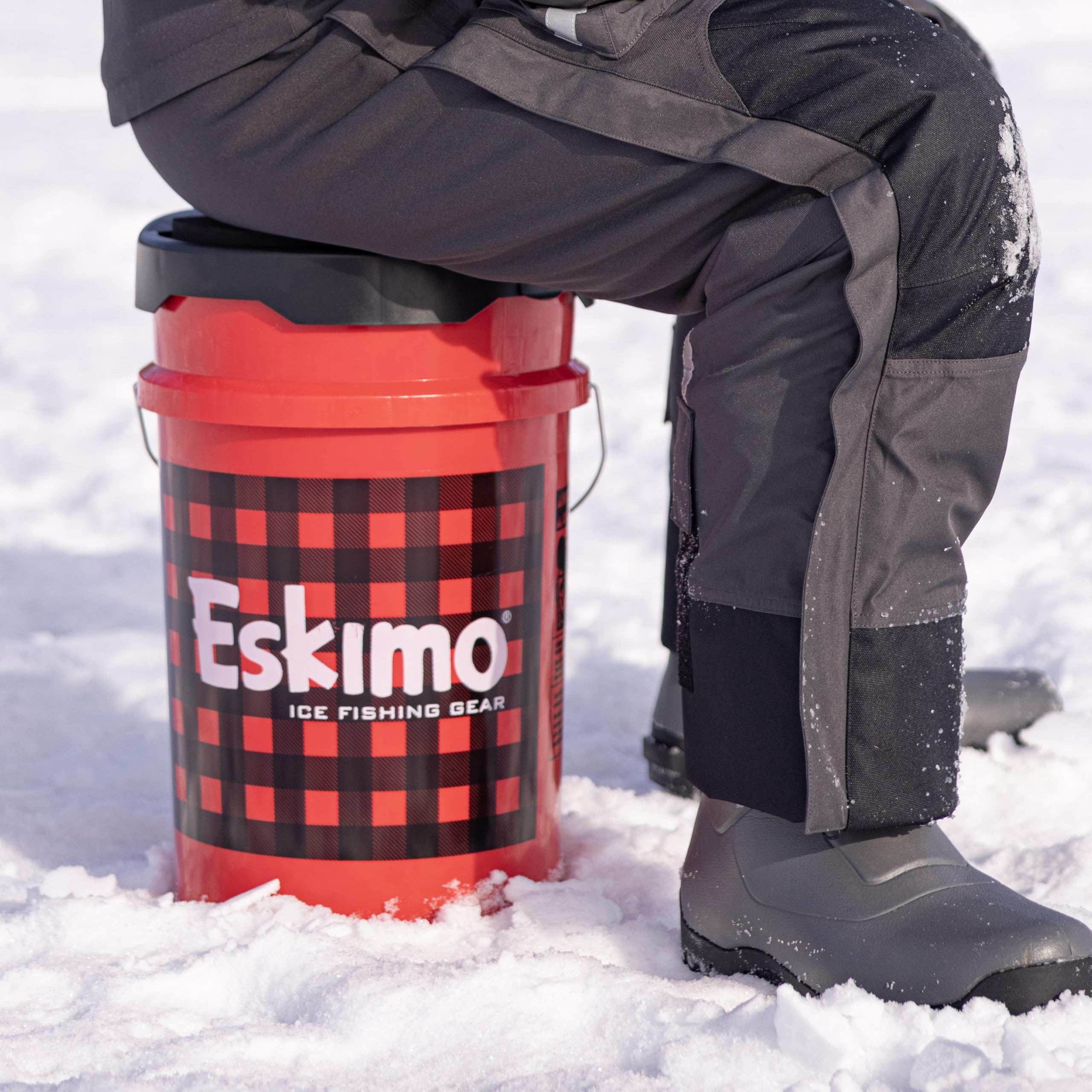 Large middle space inside Eskimo SeatStash lid for jig boxes and forceps