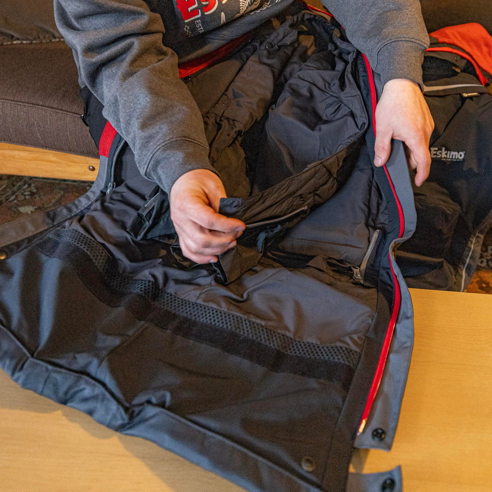 Eskimo Superior Bibs with removable knee pads for kneeling comfort.