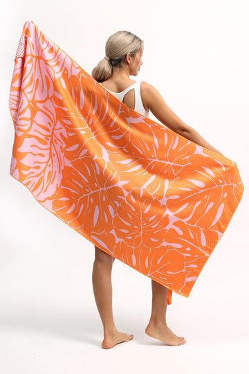 Eunzel 71x32 large towel provides generous lounging space while remaining lightweight.