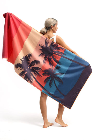 Eunzel large 71x32 towel provides ample lounging space and portability