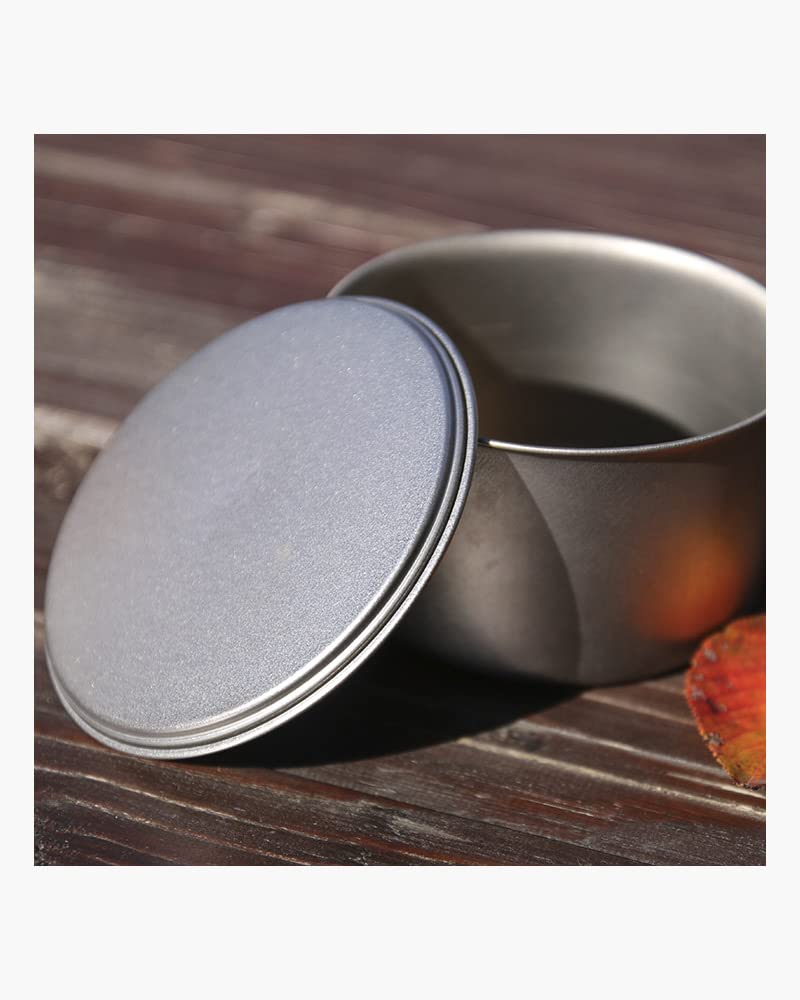 Evernew lid on cup with folding handle demonstrating ergonomic design