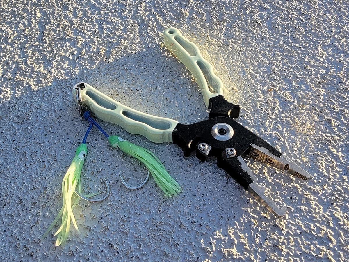 Precision CNC aluminum construction of Evike Tracer-Knight pliers.