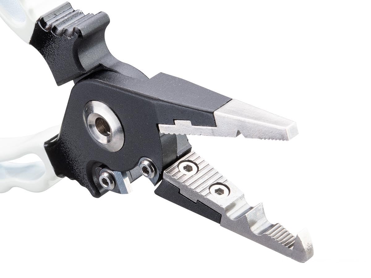 Ergonomic Tracer-Knight handle designed for extended use at sea.