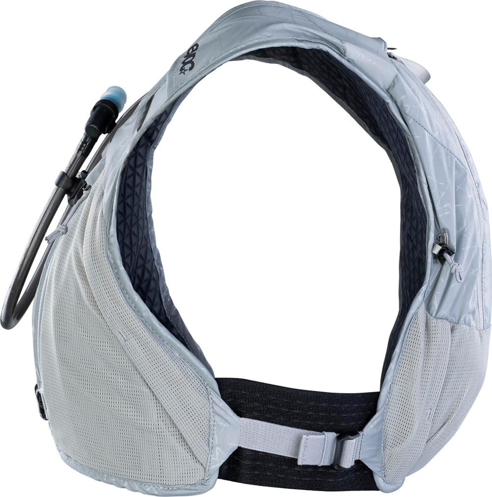EVOC Hydro Pro 6 shoulder pockets for valuables and extra bites