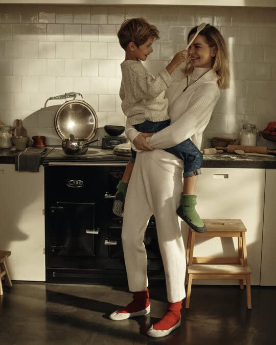 FALKE Cosyshoe diamond grip pattern supports stable footing.