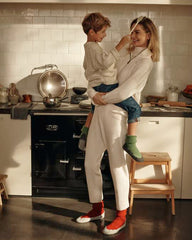 FALKE Cosyshoe diamond grip pattern supports stable footing.
