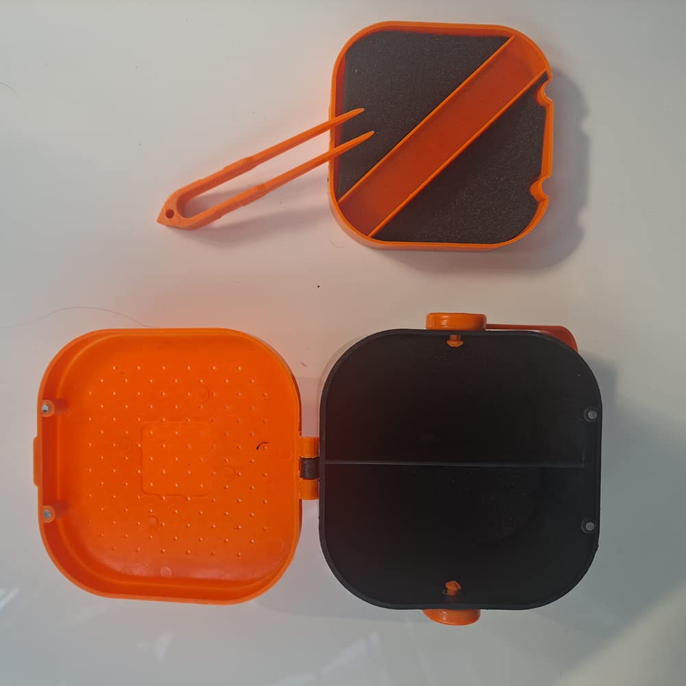 Worm gripper accessory included in the bait box