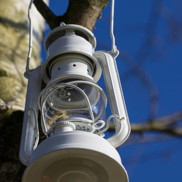 Feuerhand suprax thermal globe withstands rain and snow for reliable outdoor use.