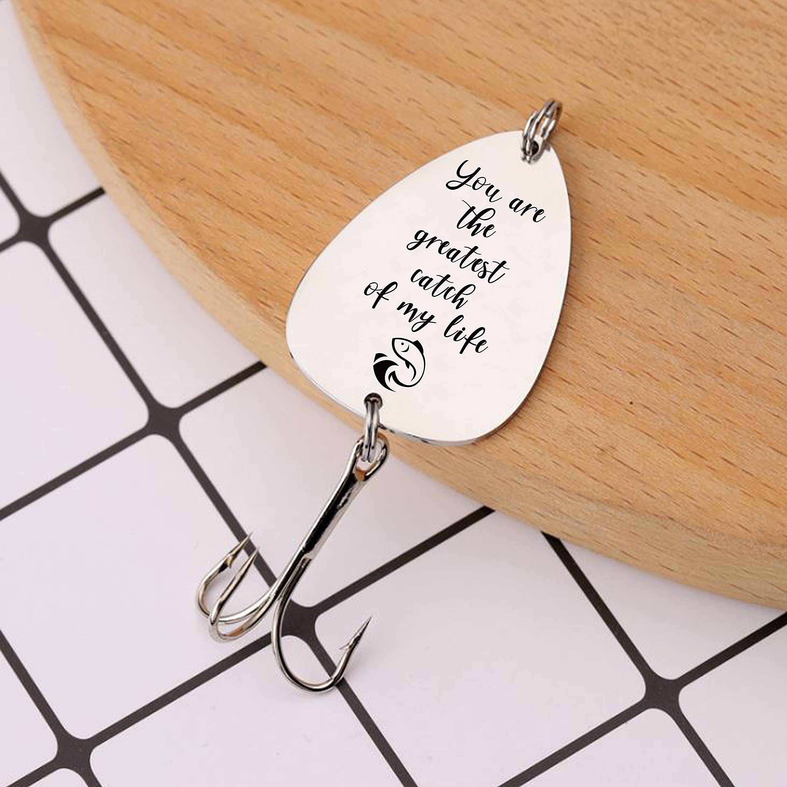FINGERINSPIRE circle hook design with fish pattern offers a distinctive look.