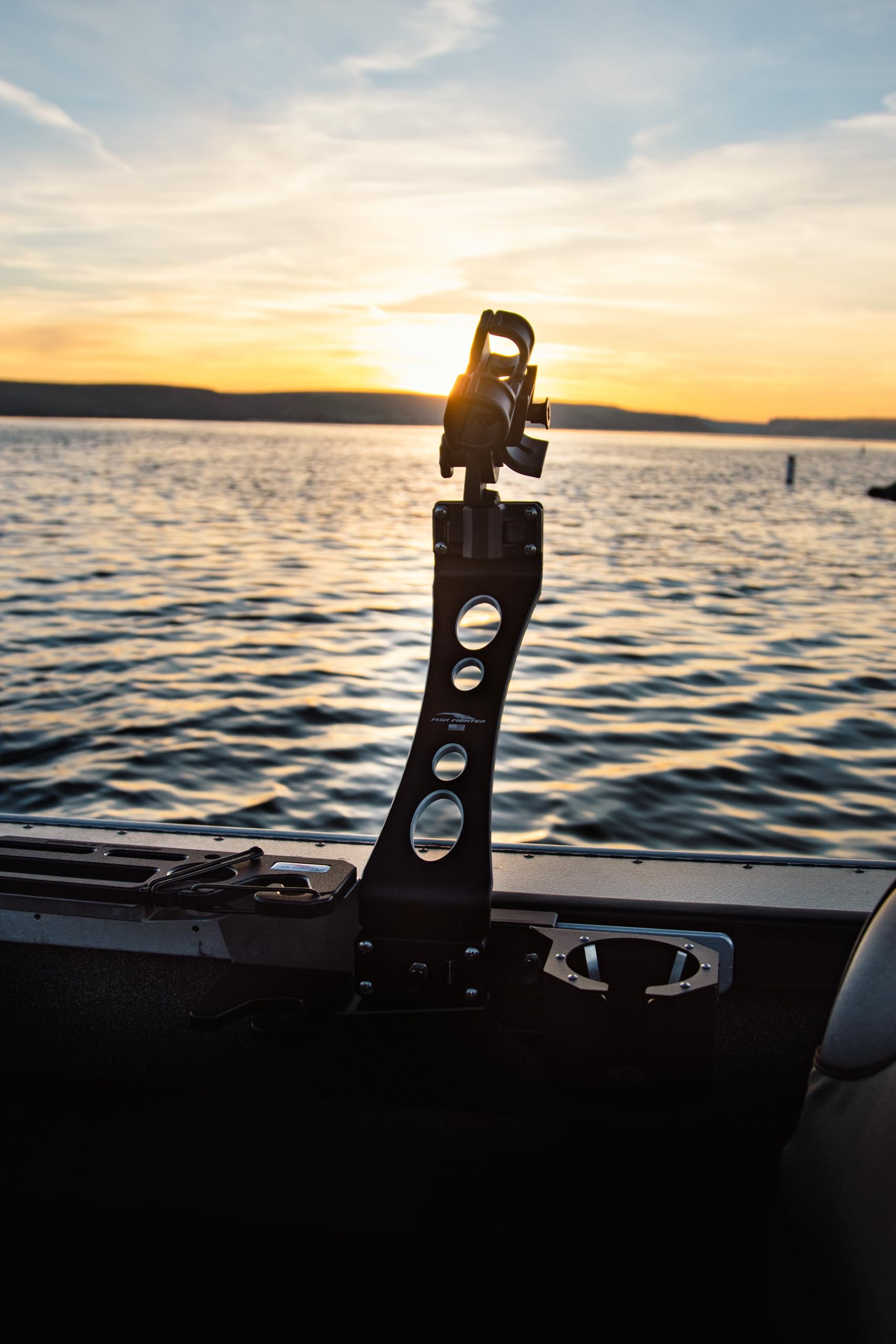 Fish Fighter flush mount capability on rod riser for clean deck