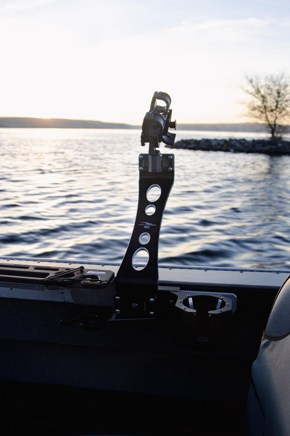 Fish Fighter rod riser in use during netting a fish for quick removal