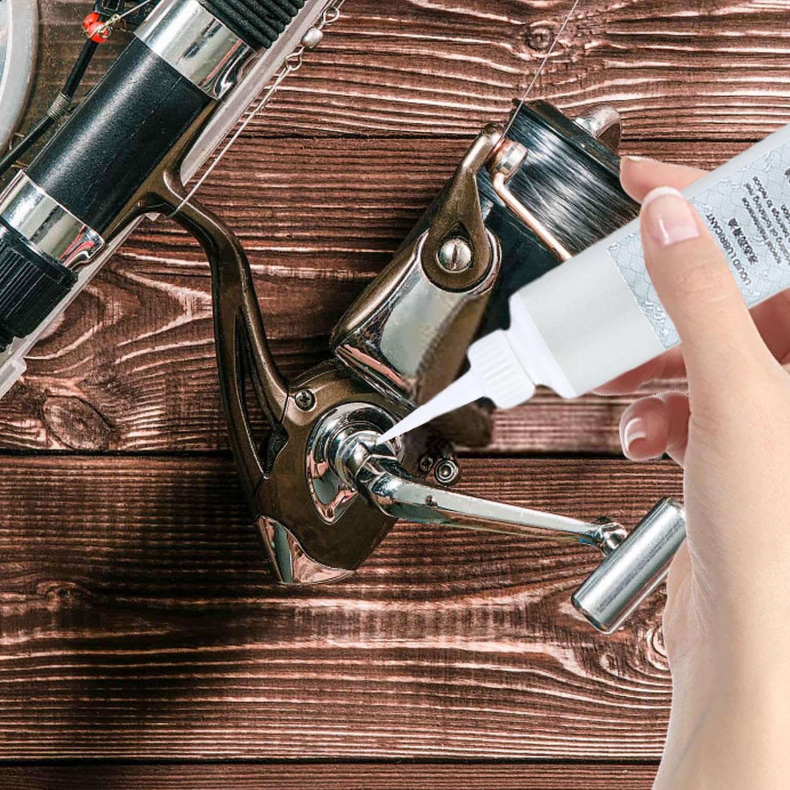 Fishing Reel Grease penetrating gaps between bearings for fast lubrication.