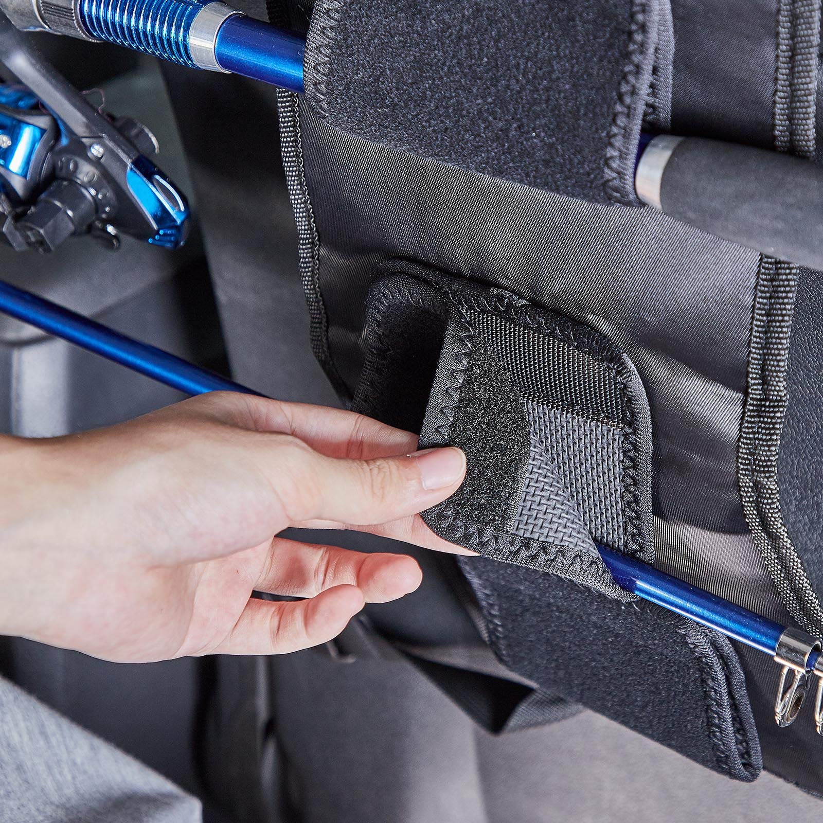 Easy no-tools installation of the rod carrier