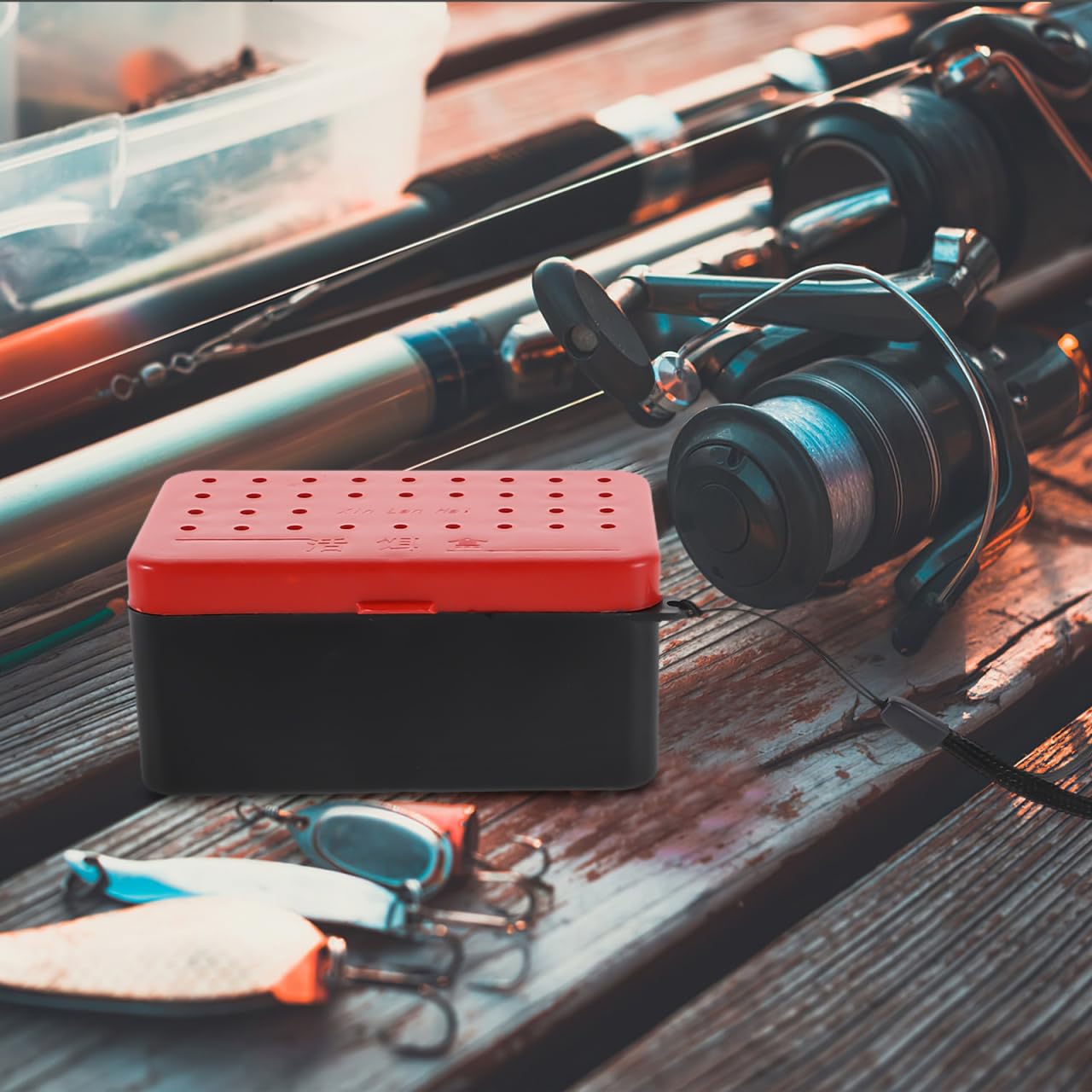 Portable live bait cooler for freshwater and saltwater