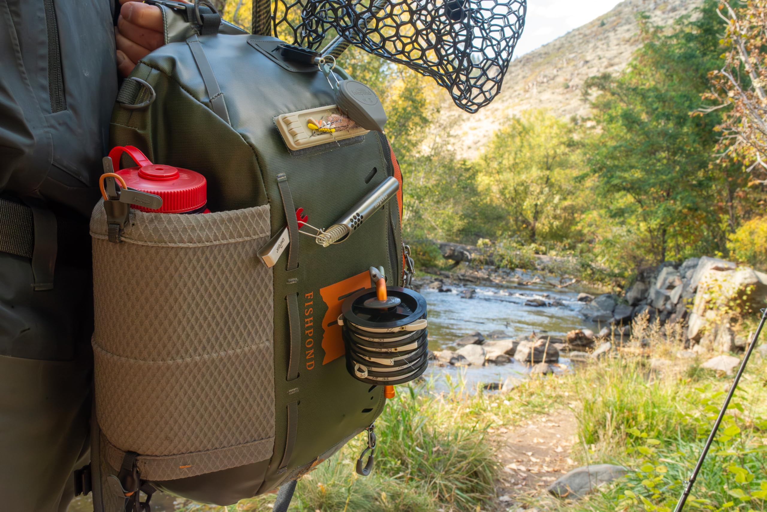 Ambidextrous net slot back panel with D-ring