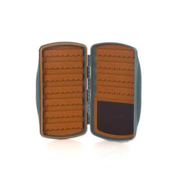 The fishpond Tacky Pescador MagPad waterproof-latchless ensures secure closure in rain.
